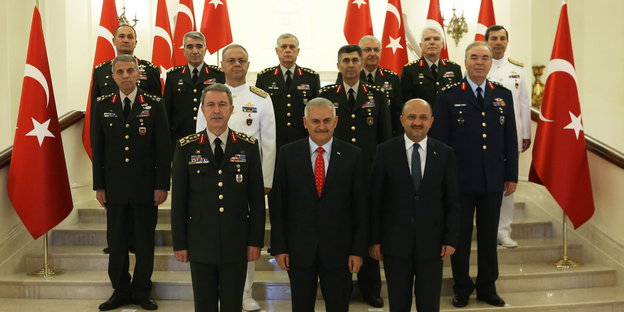 Der türkische Premierminister Binali Yildirim und Generalstabschef Hulusi Akar (beide mittig) mit Mitgliedern des Hohen Militärrats in Ankara