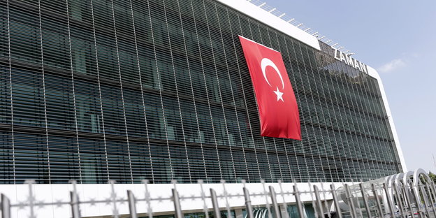 Eine türkische Flagge hängt an einer Fassade