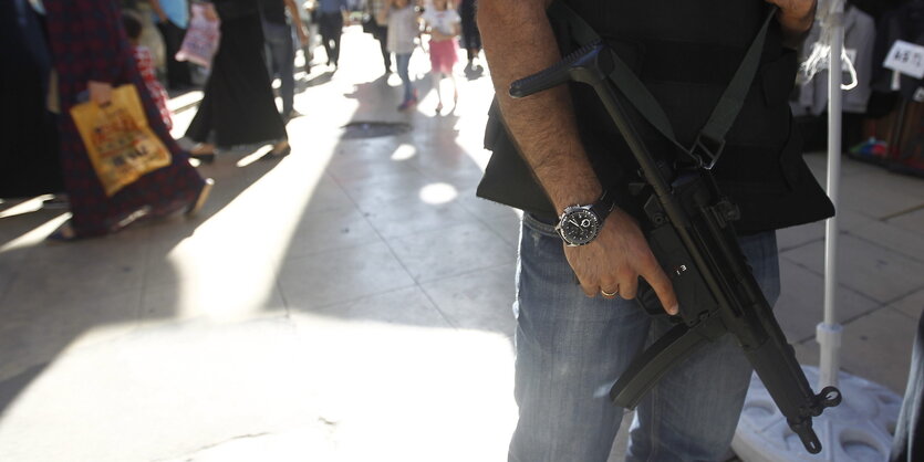 Ein türkischer Polizist sichert ein Gebiet in Istanbul