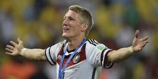 Bastian Schweinsteiger steht mit ausgebreiteten Armen im Maracana-Stadion in Brasilien