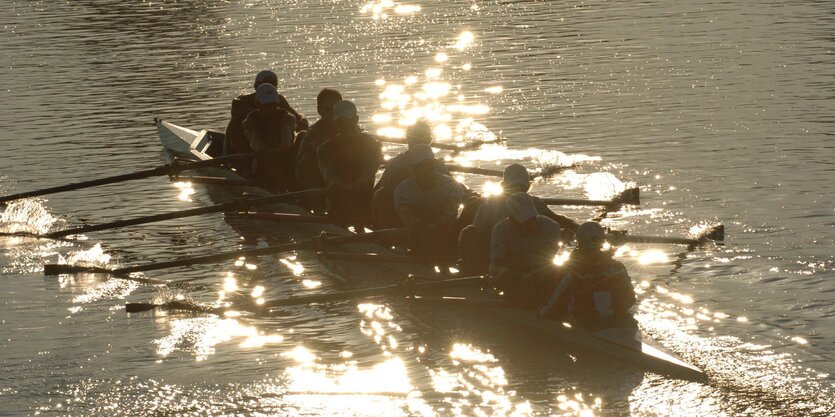 Achter-Ruderboot im Sonnenaufgang