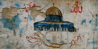 Auf eine Wand ist das Bild einer Moschee gemalt. Der Putz bröckelt.
