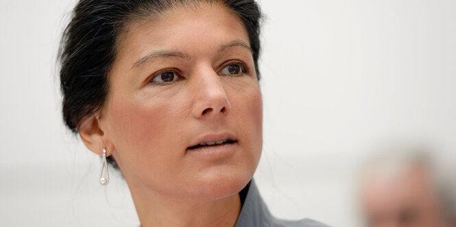 Eine Frau schaut nach vorne. Es ist Sahra Wagenknecht