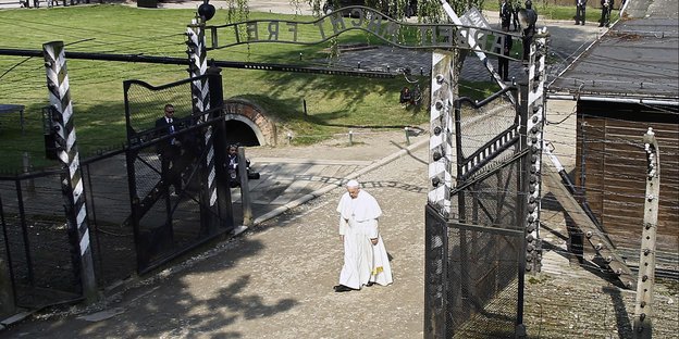 Der Papst tritt durch das Tor zum KZ Auschwitz