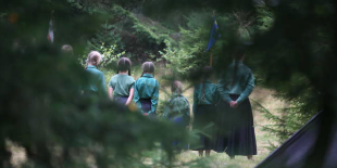 Mädchen und Frauen stehen in einer Reihe nebeneinander