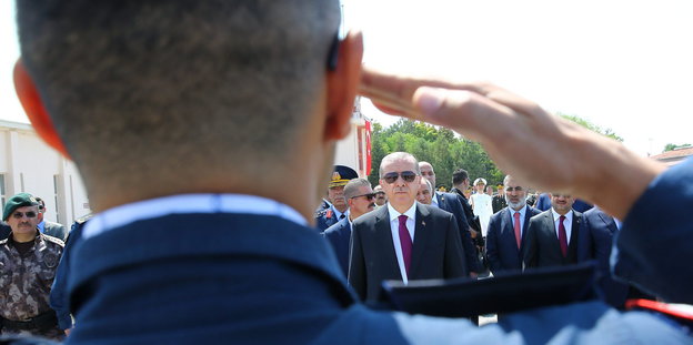 Ein Polizist salutiert vor Erdogan
