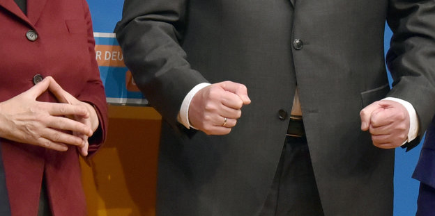 Hände von Merkel und Seehofer: Sie formt eine Raute, er ballt die Fäuste
