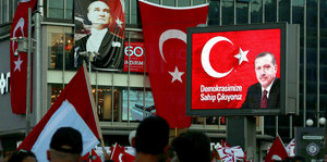 Straßenszene, im Hintergrund Plakate mit Köpfen von Erdogan und Atatürk