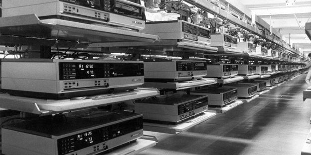 Ein schwarz-weiß-Bild mit alten VHS-Rekordern im Ladenregal