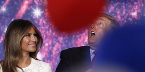 Melania und Donald Trump zum Teil verdeckt von Luftballons