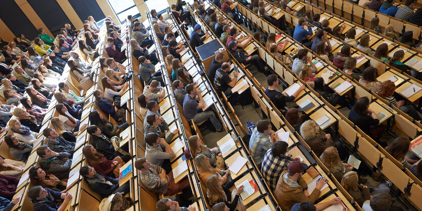 Studenten und Studentinnen in einem großen Hörsaal