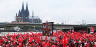 Vorne Demonstrierende mit Türkei-Fahnen, dahinter Rhein und Kölner Dom