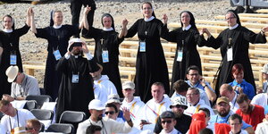 Tanzende Nonnenerwarten den Papst am Sonntag zur Messe in Brzegi.