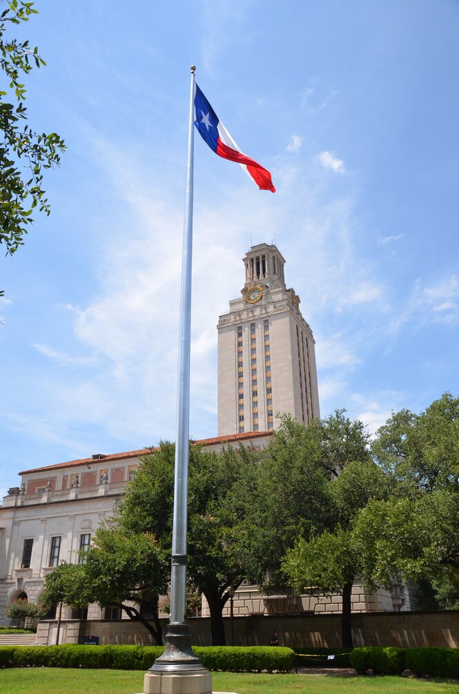 Universitätsgebäude, im Fordergrund die texanische Flagge