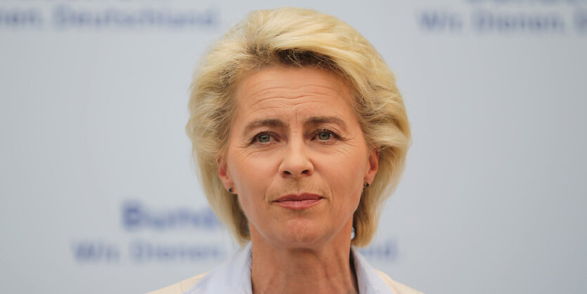 Eine Frau mit bloden Haaren. Es ist Ursula von der Leyen