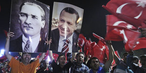 Männer halten Bilder von Atatürk und Erdogan hoch