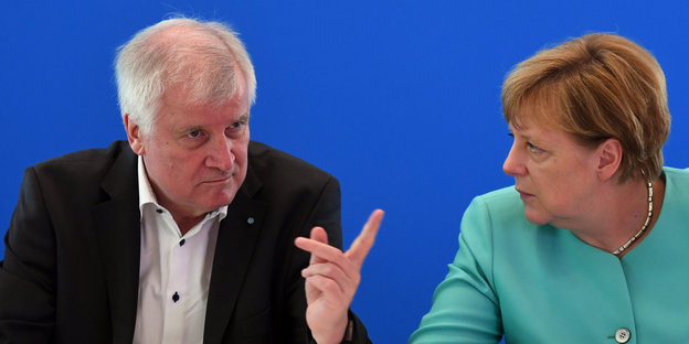 Horst Seehofer und Angela Merkel sitzen nebeneinander