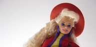 Ein blonde Barbie mit rotem Hut