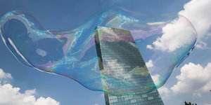 große Seifenblase vor dem EZB-Gebäude