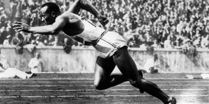 Jesse Owens beim Start