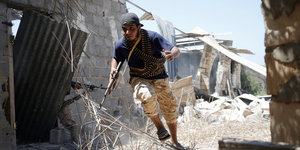 Bewaffneter Kämpfer in Sirte