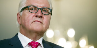 Ein Mann mit Brille und grauen Haaren. Es ist Frank Walter Steinmeier