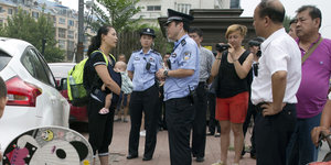 Polizeikontrollen vor dem Gerichtsgebäude in Tianjin
