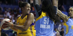 Die Basketballspielerin Candace Parker hält den Ball in der Hand