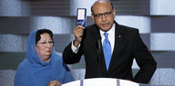 Khizr Khan und Ehefrau beim Demokraten-Konvent. Khan hält eine Ausgabe der US-Verfassung