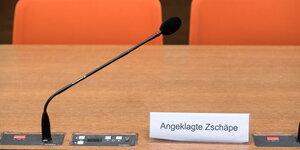 Ein Schild mit der Aufschrift "Angeklagte Zschäpe" steht am 1. August 2016 im Gerichtssaal im Oberlandesgericht in München auf der Anklagebank