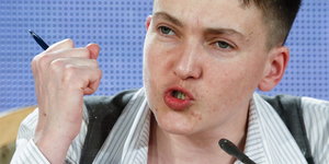 Nadeschda Sawtschenko spricht in ein Mikrofon