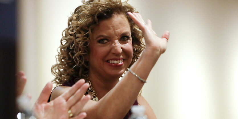 FRau mit Locken winkt. Es ist Debbie Wasserman Schultz