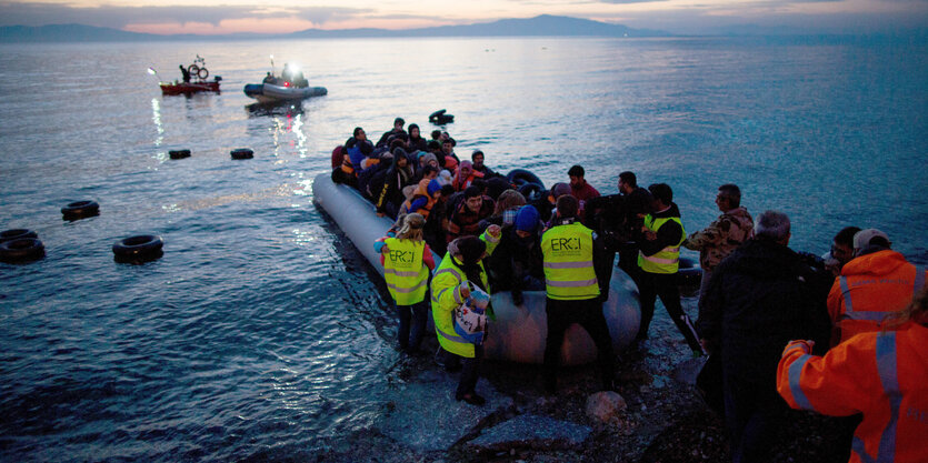 Ein Schlauchboot, besetzt mit vielen Menschen