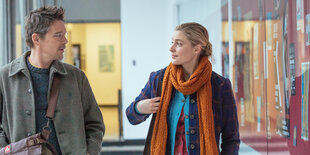 Ethan Hawke und Greta Gerwig laufen nebeneinander und schauen sich an