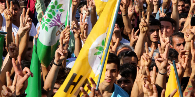 Eine HDP Demo mit vielen Menschen, die das Peace-Zeichen machen