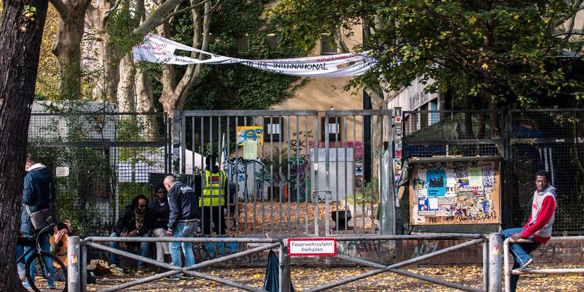 Menschen vor dem Eingang zur Schule