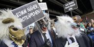 Männer mit Wolfskopf protestieren