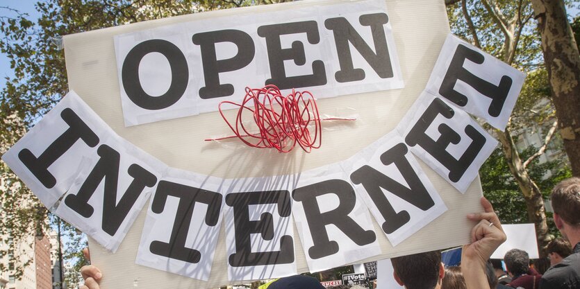 Ein Mensch hält ein Schild mit der Aufschrift "Open Internet".