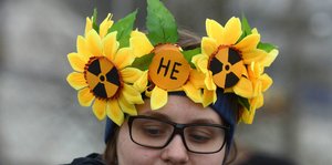 Kopfbedeckung mit Atomkraftzeichen in Blumen