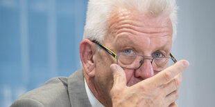 Kretschmann rückt seine Brille zurecht