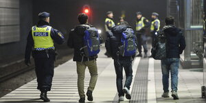 Schwedischer Polizist mit Flüchtlingen