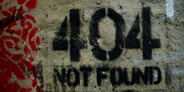 Ein Graffito an der Wand mit den Worten: 404 Not found