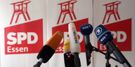 Mikrofone vor dem logo der SPD Essen