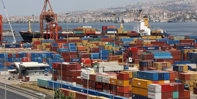 Containerhafen, im hintergrund eine Stadt