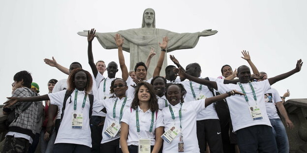 Die Teilnehmer des olympischen Flüchtlingsteams posieren vor der Jesus-Statue in Rio de Janeiro