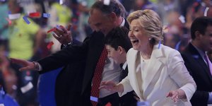 Hillary Clinton lacht ausgelassen.