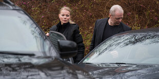 Kathrin Oertel und Achim Exner steigen aus Autos