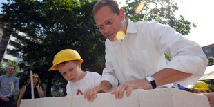 Michael Müller auf einer Kinderbaustelle