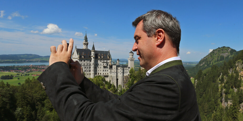 Markus Söder vor dem Schloss Neuschwanstein