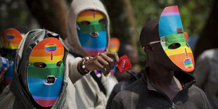 Vermummte mit Regenbogenmasken